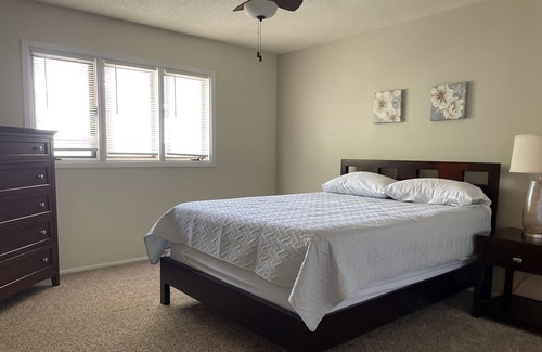 Cedar Rapids Apartment | Cozy Apartment. Close to downtown, Newbo and easy access to I 380