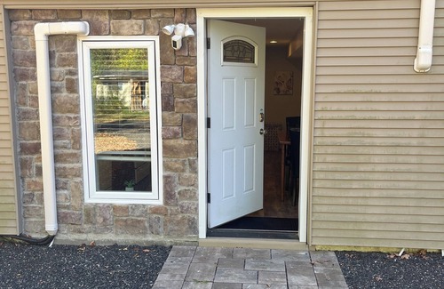 Mansfield Apartment | Cozy apartment in quiet setting that is very convenient to UConn and ECSU.