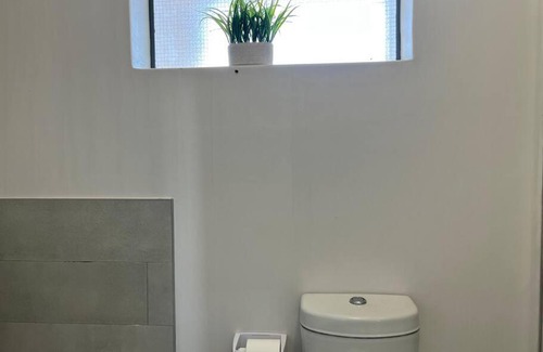 Lombardy Estate Apartment | Cozy Apartment in Shere