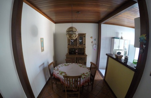 Downtown Buzios Apartment | Cozy apartment in the center of Búzios (bedroom and living room).