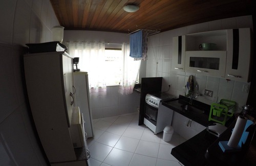 Downtown Buzios Apartment | Cozy apartment in the center of Búzios (bedroom and living room).