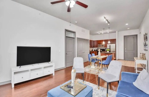 Greenway Plaza-Upper Kirby Apartment | Cozy Apartment w/King👑 Bed + Fast WiFi + Pets🐶🐈