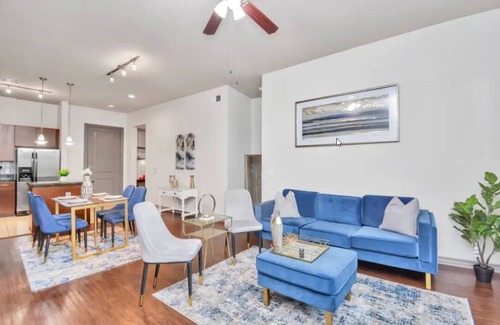 Greenway Plaza-Upper Kirby Apartment | Cozy Apartment w/King👑 Bed + Fast WiFi + Pets🐶🐈