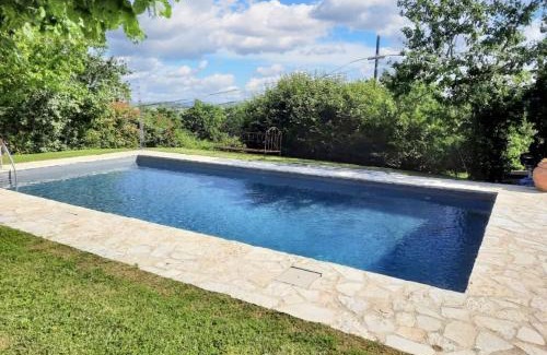 Trequanda Apartment | Cozy apartment with pool in Trequanda 40 m²