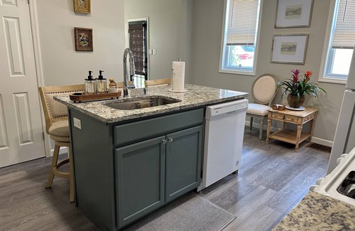Blawnox House | 🌟🎨COZY ART HOME in Fox Chapel area by restaurants, bars, shops & hospital!
