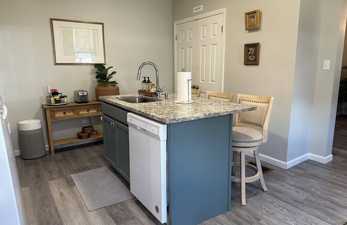 Blawnox House | 🌟🎨COZY ART HOME in Fox Chapel area by restaurants, bars, shops & hospital!