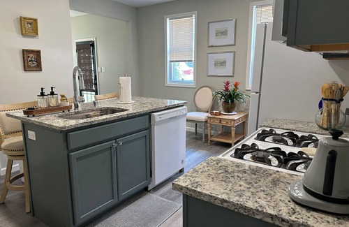 Blawnox House | 🌟🎨COZY ART HOME in Fox Chapel area by restaurants, bars, shops & hospital!