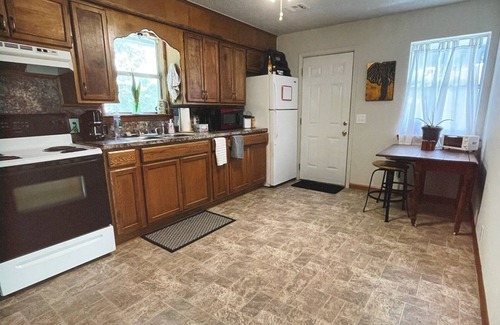 Tahlequah House | cozy, artsy, private (entire home) near downtown