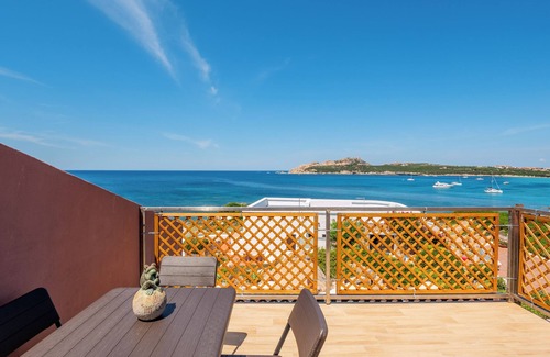 Santa Reparata House | Cozy Attic Apartment "Sul Mare a Santa Teresa" with Wi-Fi, Sea View, Terrace