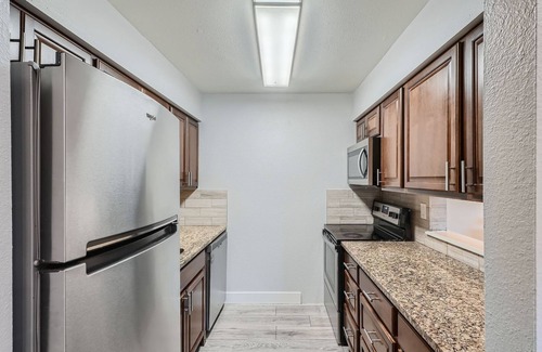 Aurora Condo | Cozy Aurora Condo with 2 Full Bathrooms!