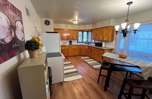 Bay View House | Cozy Bay View 2-bedroom apartment in charming Milwaukee