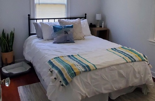 Biloxi Cottage | Cozy Beach Cottage 2 minutes from beach