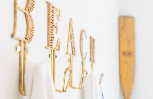 Gibsons House | Cozy beach cottage across from Marina