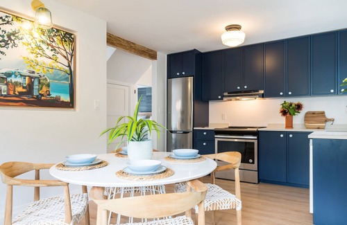 Gibsons House | Cozy beach cottage across from Marina