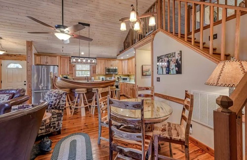 Mineral Cabin | Cozy Bear Cabin provides lakeside living, boathouse bar and yes.pickle ball.