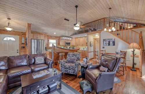 Mineral Cabin | Cozy Bear Cabin provides lakeside living, boathouse bar and yes.pickle ball.