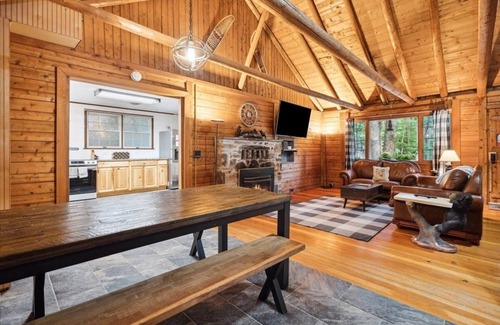 Kabletown Cabin | Cozy Bear-Themed Mountain Cabin in Harpers Ferry with Relaxing Jacuzzi Hot Tub