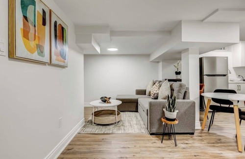 Central Erin Mills Apartment | Cozy & beautiful apartment in peaceful Mississauga w/kitchenette, WiFi, AC & TV.