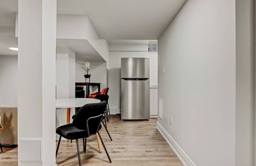 Central Erin Mills Apartment | Cozy & beautiful apartment in peaceful Mississauga w/kitchenette, WiFi, AC & TV.