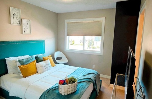 New Brighton House | Cozy bedroom in a townhouse in Copperfield Calgary