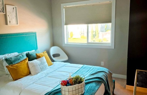 New Brighton House | Cozy bedroom in a townhouse in Copperfield Calgary