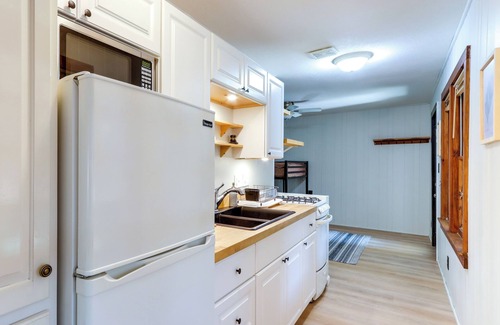 Blairsville Apartment | Cozy Blairsville Studio w/Deck: 15 Yards to Lake!