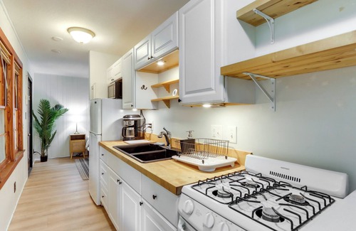 Blairsville Apartment | Cozy Blairsville Studio w/Deck: 15 Yards to Lake!