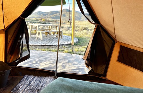 Hot Springs RV Rental | Cozy Blue Camp w/ Access to Outdoor Kitchen