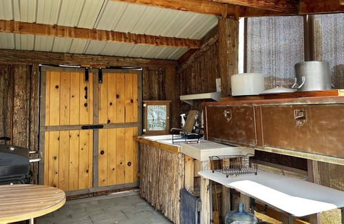 Hot Springs RV Rental | Cozy Blue Camp w/ Access to Outdoor Kitchen