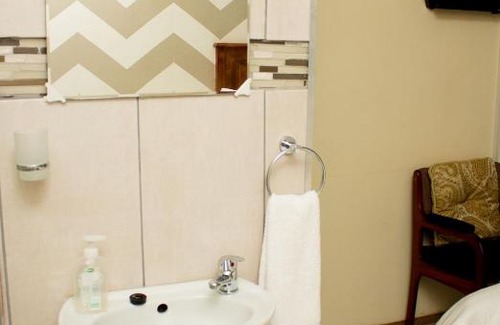 Amalinda House | Cozy Blue Guesthouse