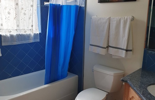 South Redlands House | Cozy Blue Room in a house in quiet Redlands with WiFi, AC, heater, laundry, etc