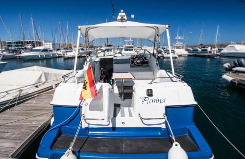 Puerto Calero Boat Rental | Cozy boat to unwind by the ocean