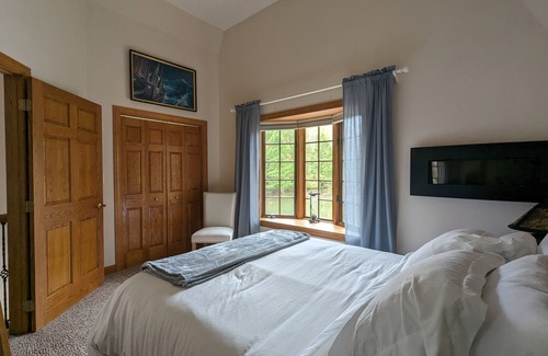 Nisbet House | Cozy Boathouse On the Water