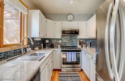 Glenwood Grove - North Iris House | Cozy Boulder Oasis ~ Dog Friendly ~ Close to Park. Great townhouse in Boulder!