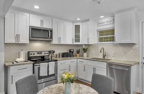 Charlotte House | Cozy Bungalow 2min to Uptown, CMC Main, Restaurants, King Bed, Pet Friendly