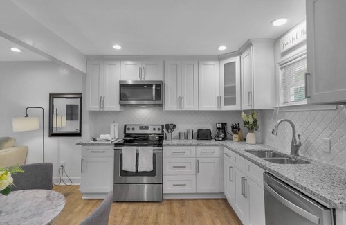 Charlotte House | Cozy Bungalow 2min to Uptown, CMC Main, Restaurants, King Bed, Pet Friendly