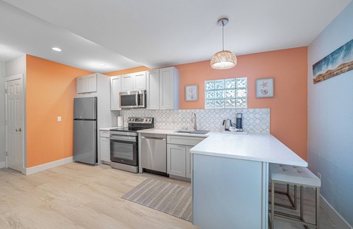Lake Worth Apartment | Cozy Bungalow Apartment Walking Distance to Shops, Bars and Beach!