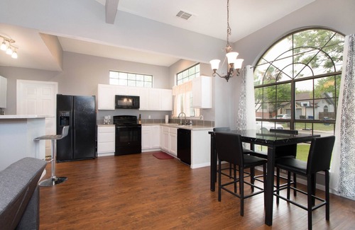 Hidden Meadow Community House | Cozy bungalow near Sea World, Six Flags, Lackland AFB, Shopping & Restaurants