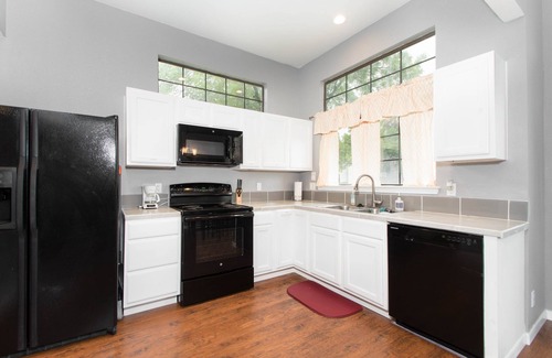 Hidden Meadow Community House | Cozy bungalow near Sea World, Six Flags, Lackland AFB, Shopping & Restaurants