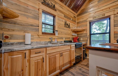 Mena Cabin | Cozy Cabin 3 miles to WPG Slps 4, ATV friendly