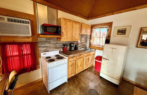 Ingram Cabin | Cozy cabin #3 with WiFi and AC in fabulous Ingram, TX. Guadalupe River