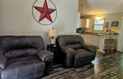 Arrow Point House | Cozy Cabin & Bunk House less than 4 minutes from Table Rock Lake.