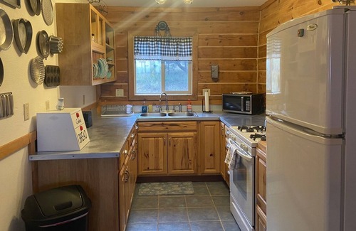 Alpine Village Cabin | Cozy Cabin Close to Town
