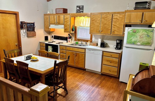 Almond House | Cozy Cabin Getaway Near Bryson City