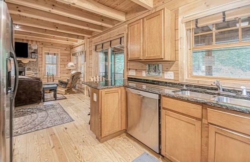 Holland Cottage | Cozy Cabin Getaway with Private Hot Tub & Lake Access in Saugatuck!