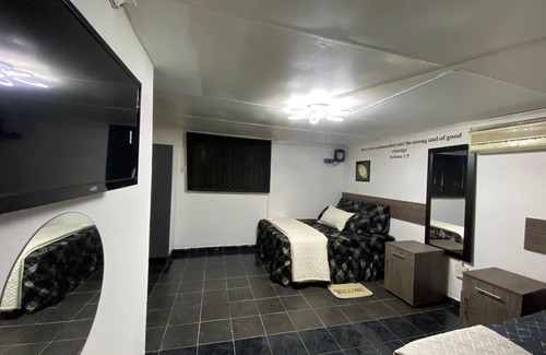 Bedfordview House | Cozy Cabin Guest Lodge