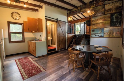 Lynxville Cabin | Cozy cabin high above the Mississippi w/firepit & free wood- Incredible views!