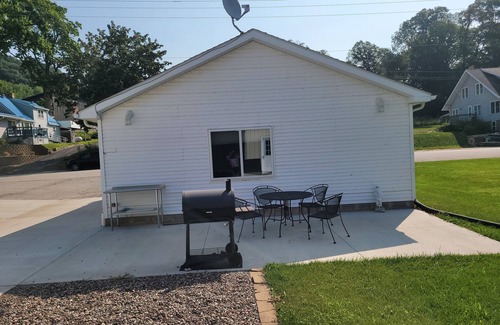 Vernon County Cabin | Cozy cabin in adorable Genoa with AC, WiFi pet friendly and close the river.