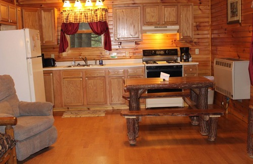 Clarington Cabin | Cozy Cabin In Cook Forest with hot tub