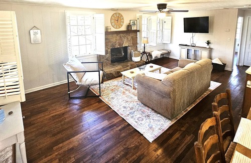 Unaka Cabin | Cozy Cabin in Gated Community with Pool and Marina Access, Pet Friendly!